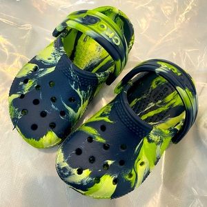 Excellent condition unisex crocs for toddler size 6. Use 1x during fitting.
